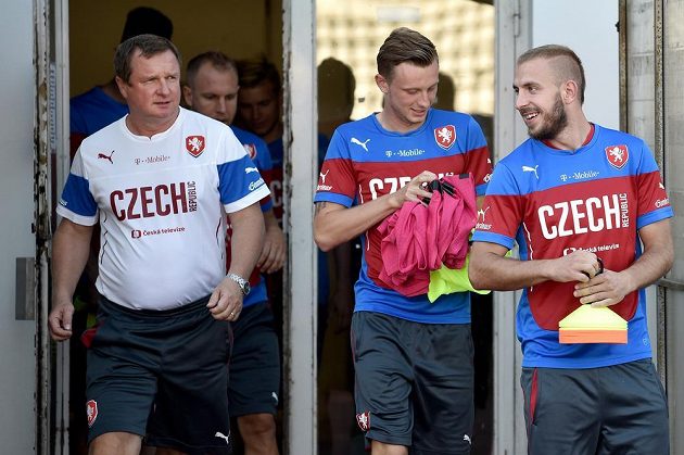 Záložníci Jiří Skalák (vpravo), Ladislav Krejčí a trenér českého národního týmu Pavel Vrba během tréninku fotbalové reprezentace před dvojzápasem kvalifikace ME 2016 s Kazachstánem a Lotyšskem.