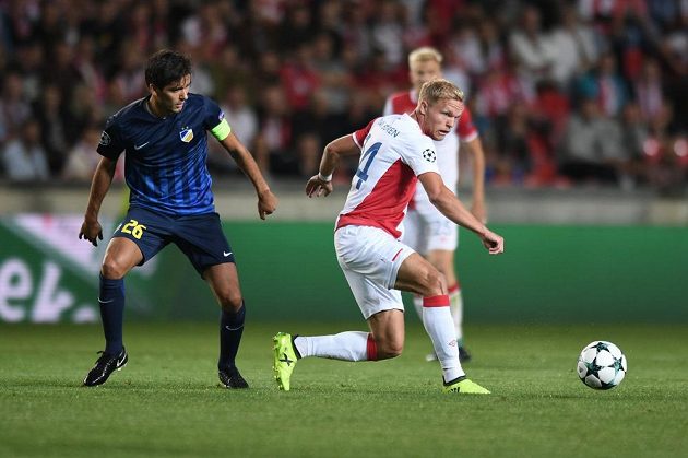 Mick van Buren (vpravo) musel zaskočit do odvety proti APOELu na poslední chvíli do základní sestavy Slavie místo Milana Škody.