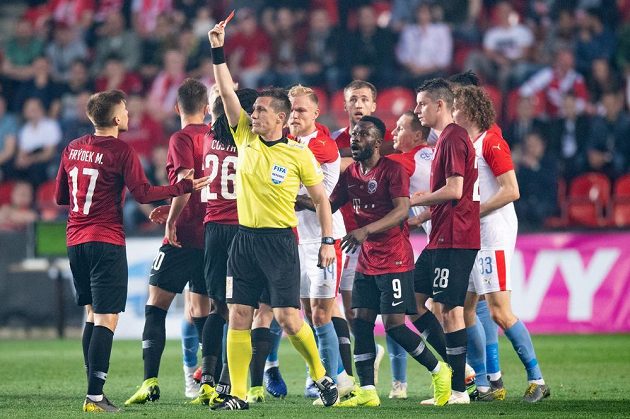 Červenou kartu pro Martina Frýdka rozhodčí Ondřej Pechanec později na základě videa odvolal