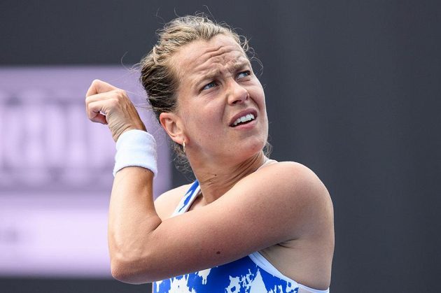 Barbora Strýcová v zápase proti Kristýně Plíškové během charitativního turnaje Tipsport Elite Trophy v Praze.