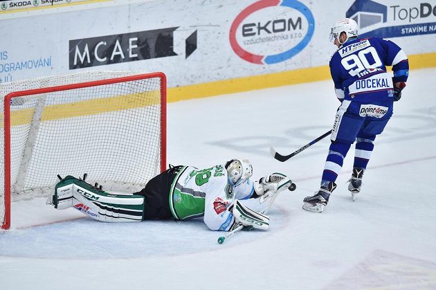 Mladoboleslavský brankář Jan Lukáš likviduje trestné střílení brněnského útočníka Martina Dočekala.