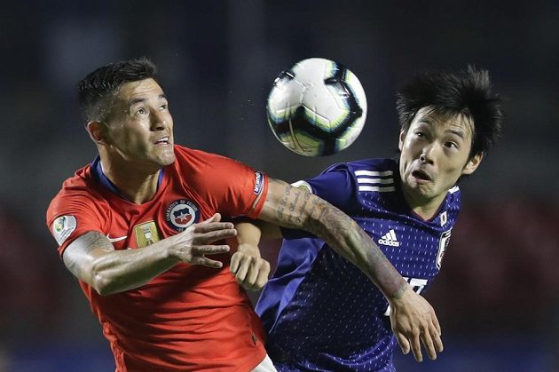 Fotbalisté Chile vykročili za obhajobou titulu na mistrovství Jižní Ameriky vítězstvím 4:0 nad hostujícím týmem Japonska.