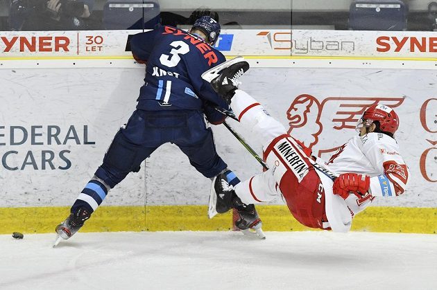 Zleva Ronald Knot z Liberce a Matěj Stránský z Třince ve třetím finále hokejové extraligy.