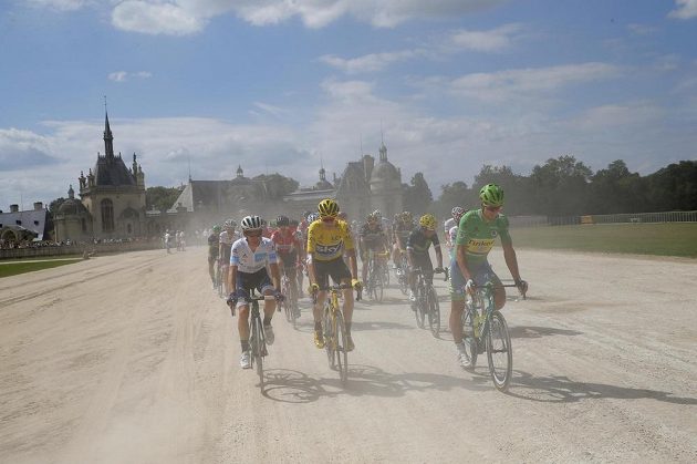 Závěrečná etapa Tour byla odstartována. V čele jede ve žlutém vstříc celkovému triumfu Brit Chris Froome, vlevo mu sekunduje v zeleném trikotu pro nejlepšího spurtera Slovák Peter Sagan.