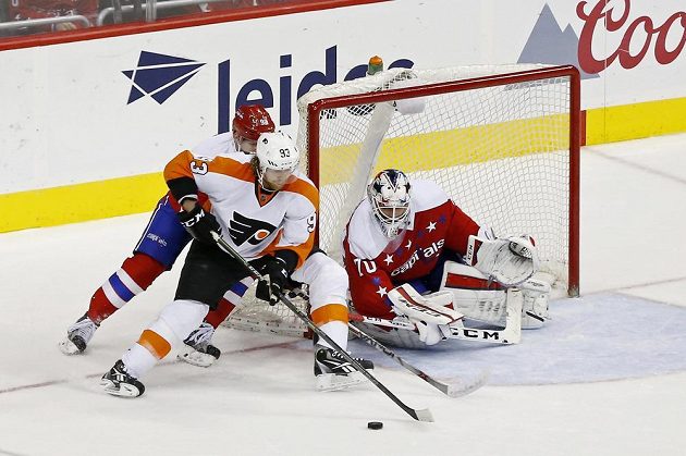 Útočník Philadelphie Jakub Voráček (č. 93) v souboji s forvardem Washingtonu Jevgenijem Kuzněcovem těsně před vítězným gólem. Vpravo je brankář Capitals Braden Holtby.