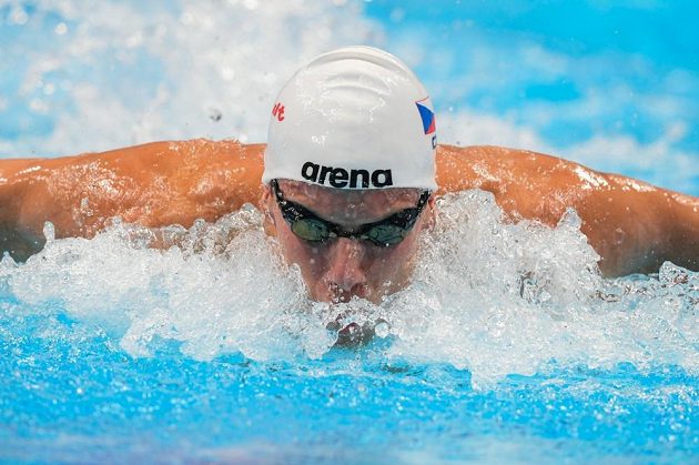 Český plavec Jan Šefl v rozplavbě na 100 m motýlek na MS v Budapešti.