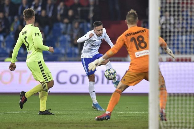 Daniel Holzer z Ostravy pálí na brankáře Karviné Martina Pastornického. Vlevo Pavel Dreksa z Karviné.