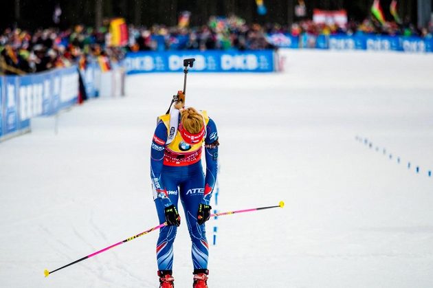 Znavená Gabriela Soukalová v cíli stíhacího závodu v Ruhpoldingu.