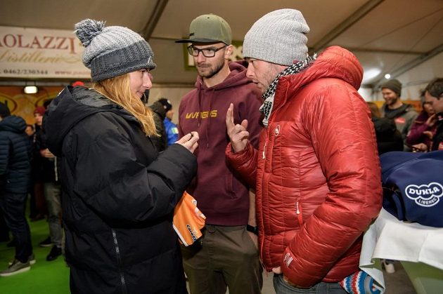 Ester Ledecká v debatě se svým koučem Justinem Reiterem (vpravo) a servismanem Petrem Kouřilem.