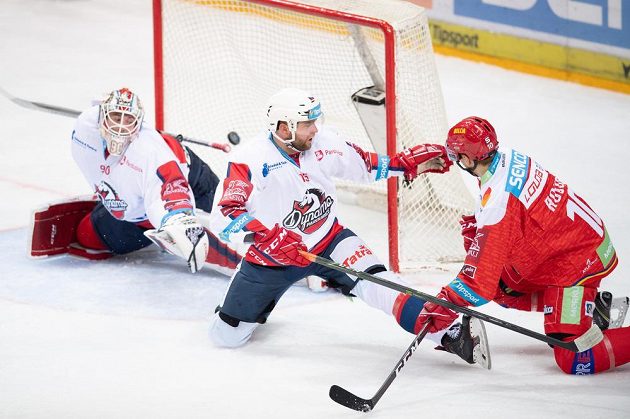 Lukáš Rousek ze Sparty Praha střílí gól na 1:1 během utkání Tipsport extraligy s Pardubicemi.