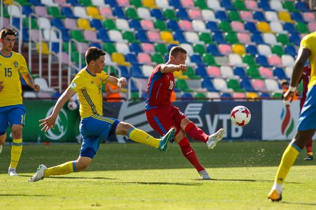 Česká devatenáctka vykročila do evropského šampionátu vítězně, neboť v Tbilisi porazila 2:1 Švédsko.