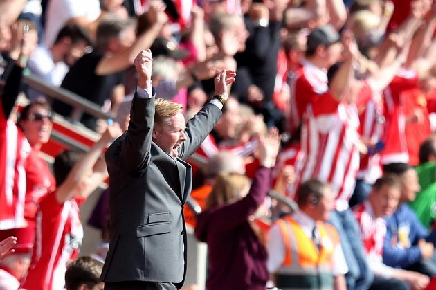 Trenér Southamptonu Ronald Koeman slaví gól v síti Crystal Palace v utkání 38. kola Premier League.