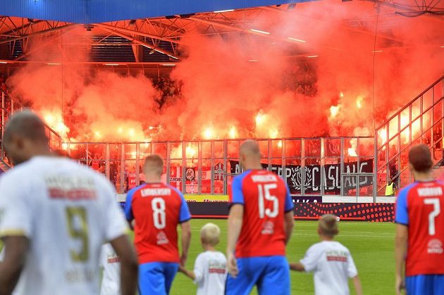 Fanoušci Antverp vytvořili v Plzni od začátku zápasu bouřlivou atmosféru. Na jeho konci pak také mohli slavit postup.