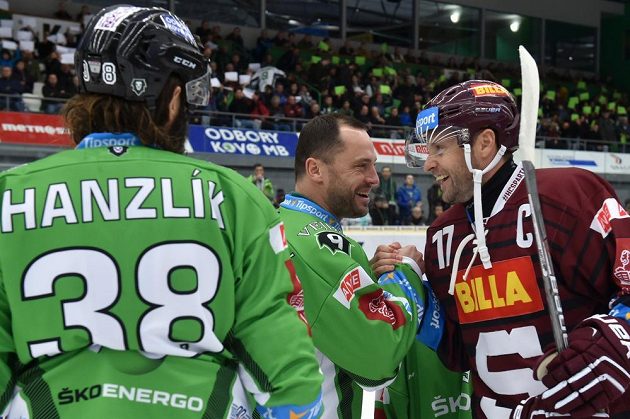 David Výborný (uprostřed) si přátelsky podává ruku s kapitánem Sparty Jaroslavem Hlinkou (vpravo), všemu přihlíží i kapitán Mladé Boleslavi Jan Hanzlík (vlevo).
