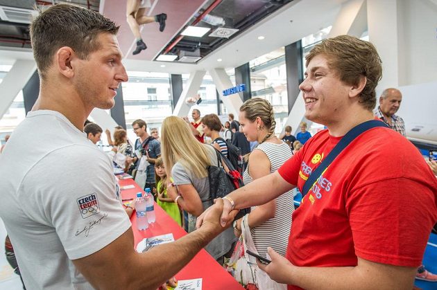 Fanoušek gratuluje Lukáši Krpálkovi ke zlaté olympijské medaili z Ria de Janeira.