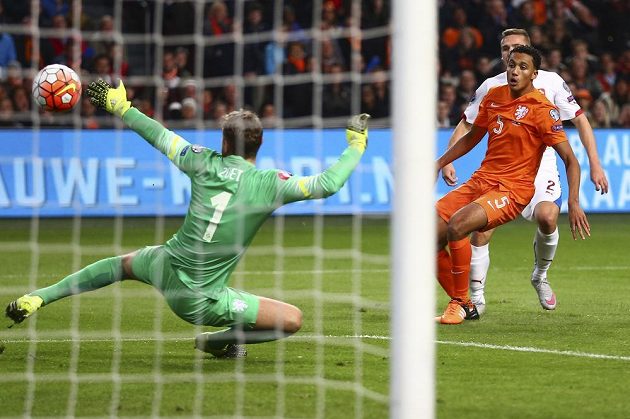 Pavel Kadeřábek (vzadu) překonává nizozemského brankáře Jeroena Zoeta. Bezmocně přihlíží Jairo Riedewald (5).