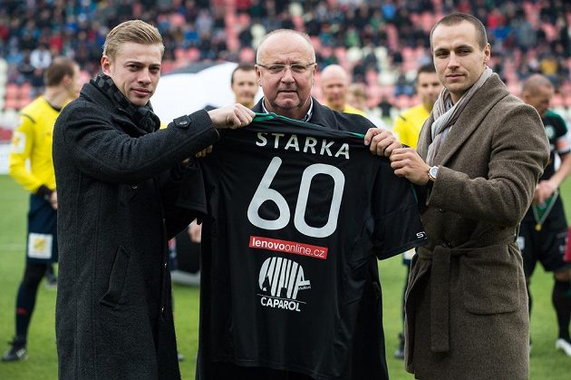 Majitel příbramského klubu Jaroslav Starka (uprostřed), ředitel Petr Větrovský (vlevo) a syn Jaroslava Starky před zápasem 10. kola Synot ligy proti Spartě.
