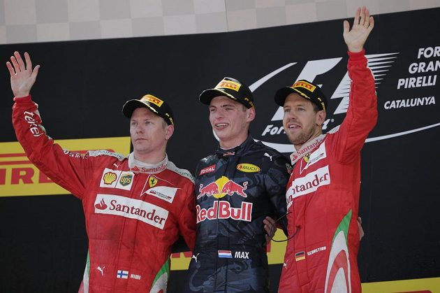 Stupně vítězů - uprostřed Max Verstappen, vlevo druhý Kimi Räikkönen a třetí Sebastian Vettel, oba jezdci Ferrari.