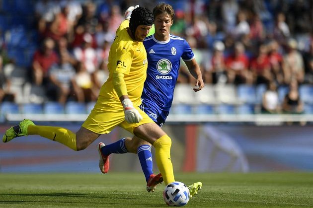 Zleva brankář Slavie Ondřej Kolář a Lukáš Mašek z Boleslavi v utkání 4. kola Fortuna ligy