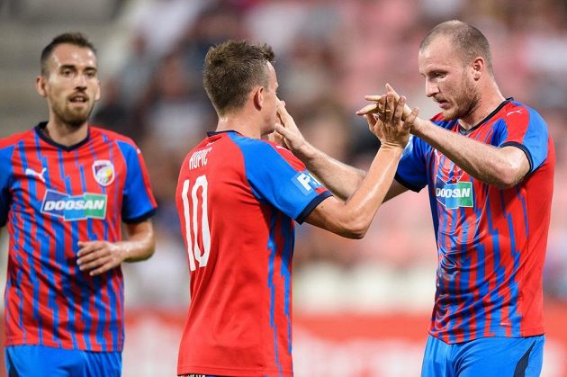 Fotbalisté Viktorie Plzeň Jan Kopic a Michael Krmenčík oslavují gól na 1:0 během utkání s Příbramí.
