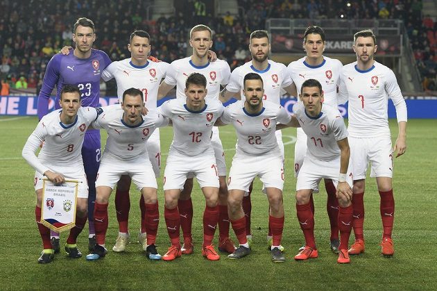 Základní sestava českého týmu. V popředí (zleva) Vladimír Darida, Vladimír Coufal, Lukáš Masopust, Filip Novák a David Pavelka. Vzadu (zleva) Jiří Pavlenka, Marek Suchý, Tomáš Souček, Ondřej Čelůstka, Patrik Schick a Jaromír Zmrhal.