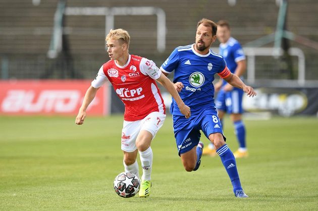 Mladoboleslavský záložník Marek Matějovský stíhá soupeře z Pardubic ve vršovickém Ďolíček.