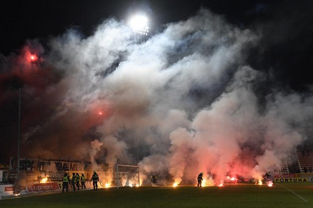 Fanoušci Sparty v úvodu utkání naházeli na hřiště světlice. Zápas byl kvůli tomu přerušen.