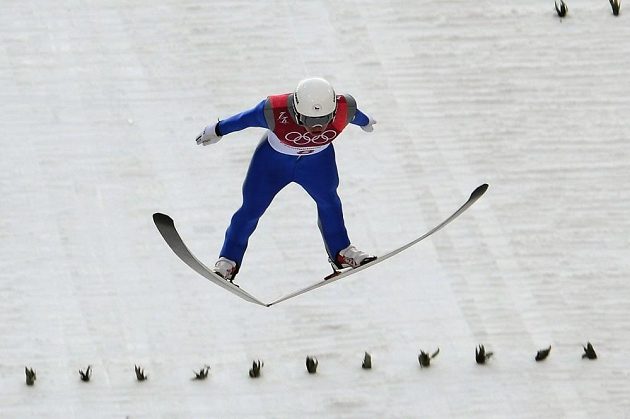 Český sdruženář Ondřej Pažout během skokanské části olympijského závodu na středním můstku.