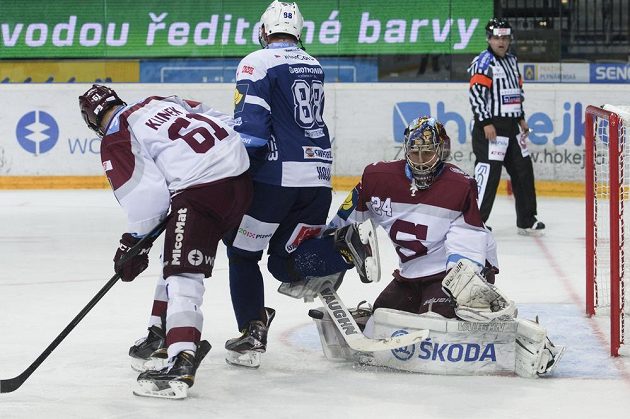 Plzeňský Marcel Hossa mezi sparťany Lukášem Klimkem (vlevo) a Tomášem Pöpperlem.