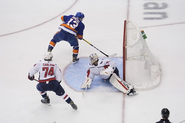 Útočník New York Islanders Mathew Barzal (13) dává v prodloužení vítězný gól v duelu s Washingtonem Capitals, když překonává Bradena Holtbyho (70)