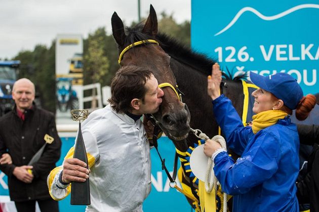 Vítěz 126. Velké pardubické žokej Jan Faltejsek a kůň Charme Look. Vpravo Barbora Málková