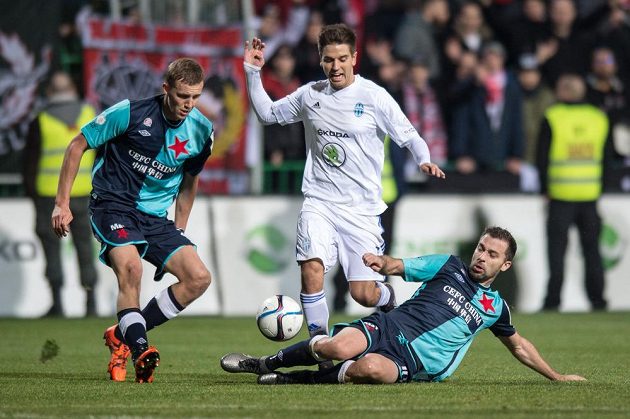 Slávisté Tomáš Souček (vlevo) a Josef Hušbauer (vpravo) se snaží zastavit Aleše Čermáka z Mladé Boleslavi.