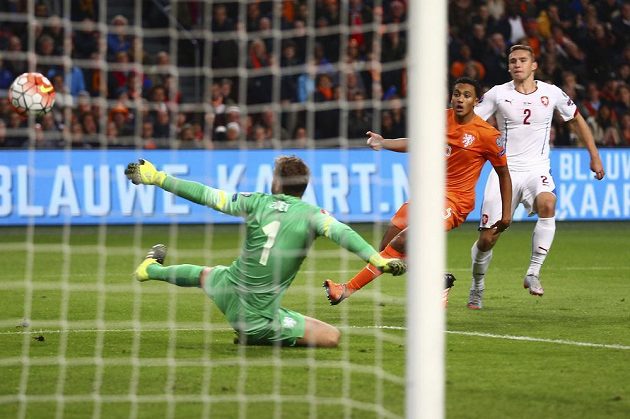 Pavel Kadeřábek (vzadu) překonává nizozemského brankáře Jeroena Zoeta. Jairo Riedewald (5) se už nezmohl na nic.