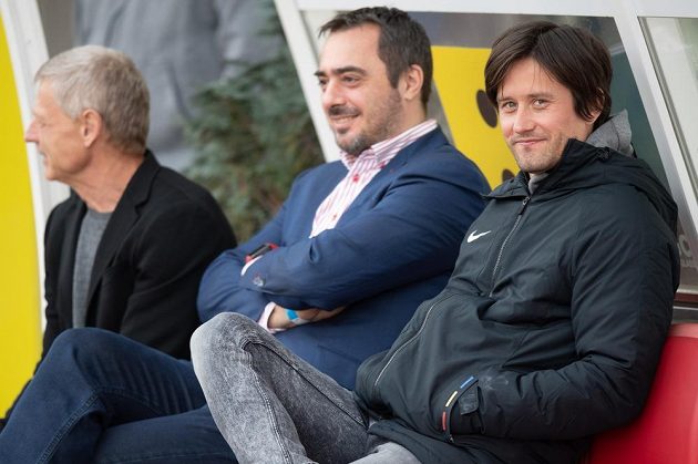 Zdeněk Ščasný, Adam Kotalík a Tomáš Rosický během utkání čtvrtfinále Mol Cupu v Teplicích.