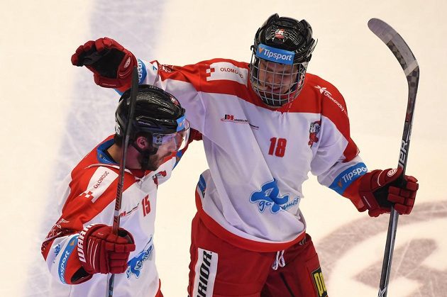 Olomoučtí útočníci Jan Eberle (vlevo) a Roman Vlach se radují z branky proti Třinci.