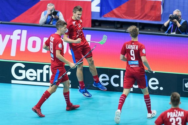 Češi slaví svůj první gól na mistrovství světa, uprostřed jeho autor Josef Rýpar.