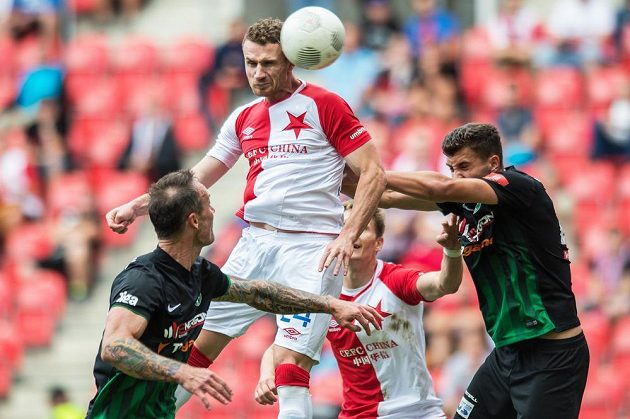 Útočník Slavie Praha Muris Mešanovič (uprostřed) hlavičkuje přes bránící hráče Příbrami Martina Jiránka (vlevo) a Matěje Chaluše.