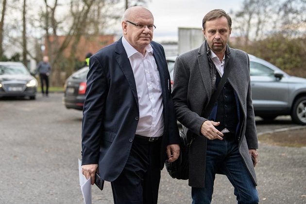 Místopředseda FAČR Zdeněk Zlámal (vlevo) a majitel Baníku Ostrava Václav Brabec během mimořádné Valné hromady FAČR.
