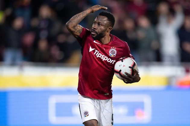 Guelor Kanga ze Sparty Praha oslavuje gól z penalty na 1:1 v utkání proti Sigmě Olomouc. To ještě netušil, že za chvíli si kopne penaltu znovu.