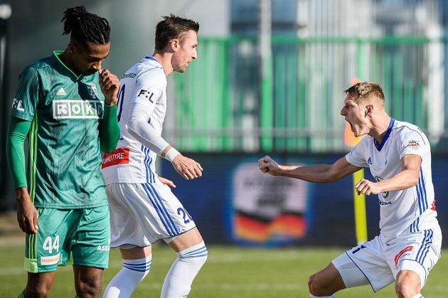 Jaromír Zmrhal a Michal Škoda z Mladé Boleslavi oslavují gól na 2:0 během utkání s Karvinou.