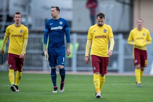 Zklamaní fotbalisté Sparty Praha Marek Matějovský (vpravo), Marek Štěch (uprostřed) a Lukáš Mareček po utkání semifinále MOL Cupu s Jabloncem.