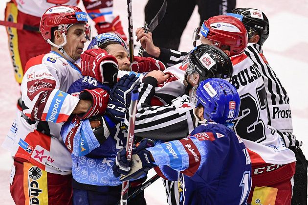 Michal Dragoun z Hradce Králové, Marek Hovorka z Kladna a Oskars Cibulskis (vpravo) z Hradce Králové.