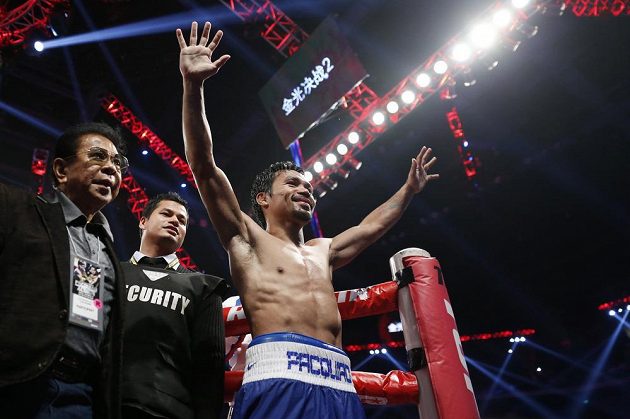 Manny Pacquiao z Filipín se raduje z obhajoby mistrovského pásu WBO ve velterové váze.