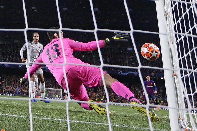 Liverpoolský gólman Alisson při zkroku proti střele Luise Suáreze v úvodním semifinále Ligy mistrů.