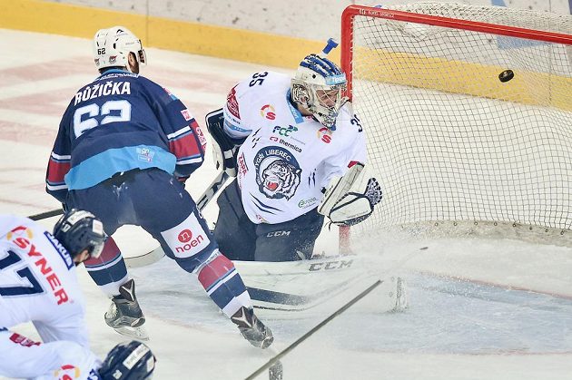 Brankář Liberce Roman Will inkasuje první gól od Vladimíra Růžičky (vlevo) z Chomutova během pátého zápasu semifinále play off hokejové extraligy.