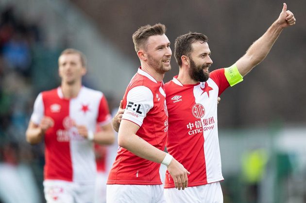 Fotbalisté Slavie Jaromír Zmrhal a Josef Hušbauer oslavují gól na 3:0 v utkání 23. kola proti Bohemians 1905.