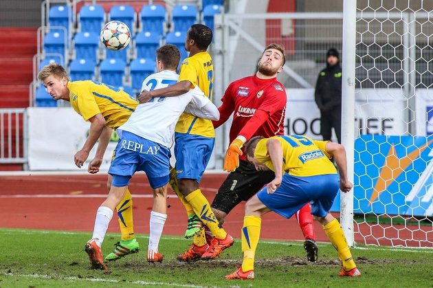 Zleva Jakub Jugas ze Zlína, Lukáš Vraštil z Baníku, Dame Diop, brankář Tomáš Holý a Antonín Fantiš, všichni tři ze Zlína.