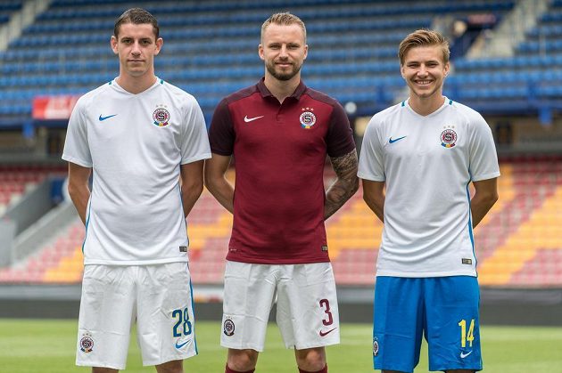 Fotbalisté Sparty (zleva) Ondřej Zahustel, Michal Kadlec a Martin Frýdek v dresech pro novou sezónu.