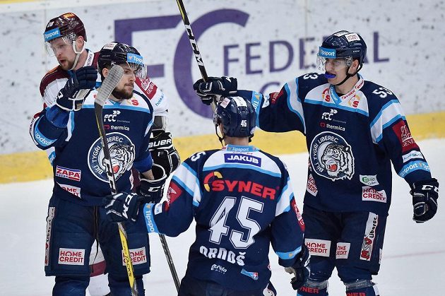 Vlevo autor prvního gólu Martin Bakoš a jeho spoluhráči z Liberce Jan Ordoš a Jaroslav Vlach.