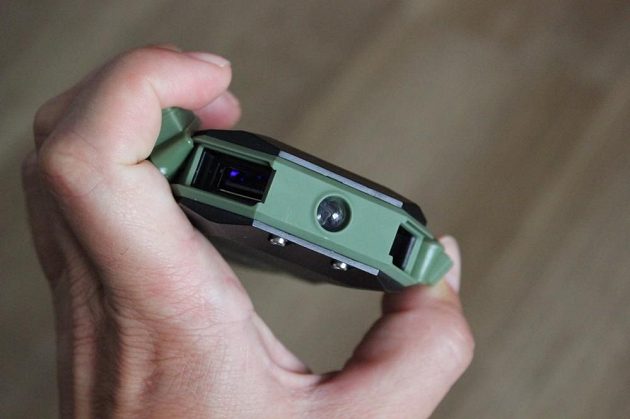 Odolná powerbanka Sandberg Waterproof Powerbank 6000 - pohled na konektory a LED.